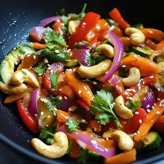 Wok printanier aux légumes croquants, sauce miel-paprika et noix de cajou