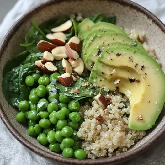 Bowl Printanier au Quinoa, Petits Pois, Avocat et Vinaigrette Fleur de Sureau