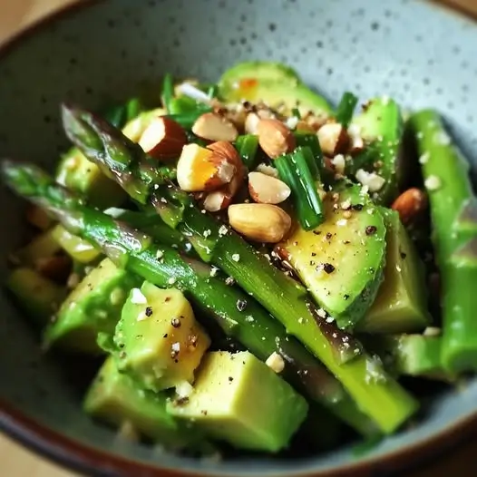 Tartare Asperges Vertes, Avocat, Noisettes et Vinaigrette Miel