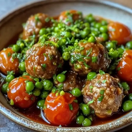 Boulettes de Bœuf Mijotées aux Petits Pois et Tomates