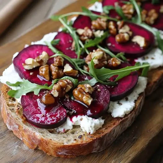 Tartine Froide de Betterave, Chèvre et Noix Caramélisées