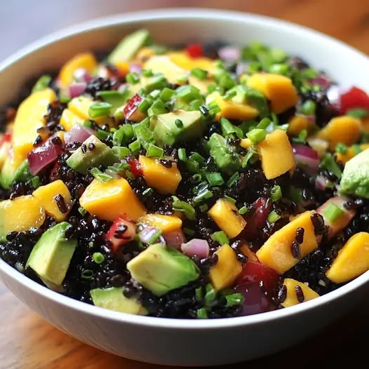 Salade de Riz Noir, Mangue, Avocat & Ciboulette