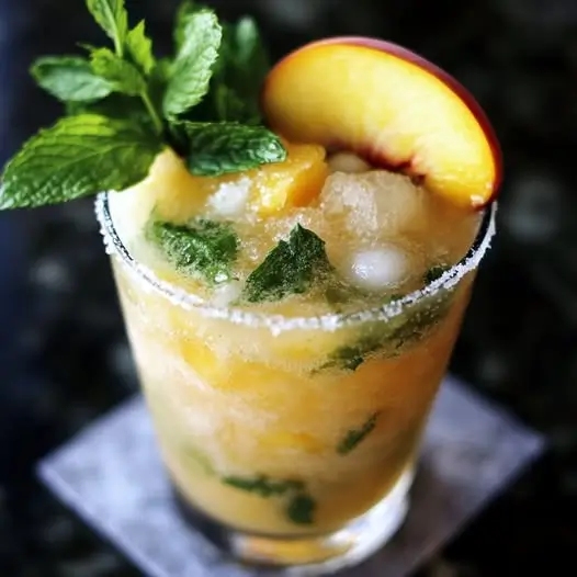 Mojito Givré à la Pêche Blanche et Menthe Fraîche