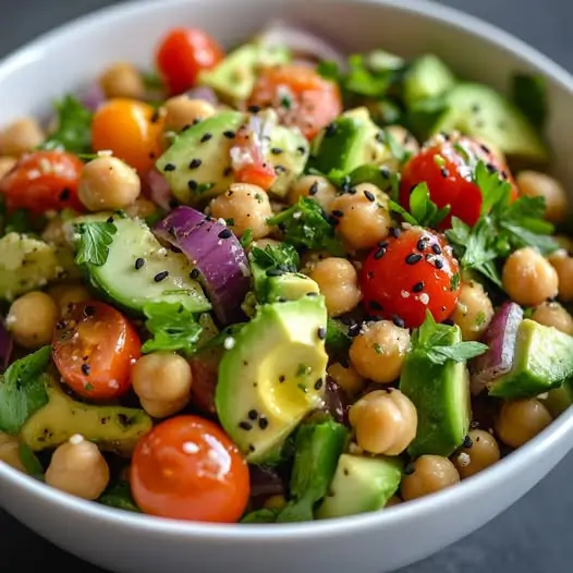 Salade Fraîche de Pois Chiches, Avocat et Herbes du Jardin