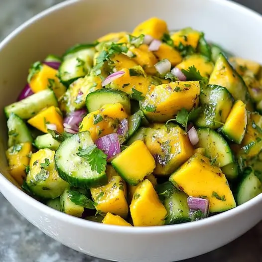 Salade Exotique Concombre, Mangue et Avocat au Curry