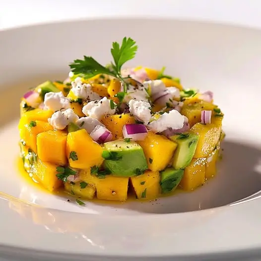 Tartare de Mangue, Avocat & Fromage de Chèvre Frais