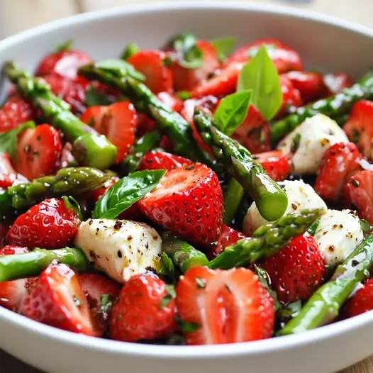 Salade de Fraises, Asperges Vertes et Mozzarella, Vinaigrette au Basilic