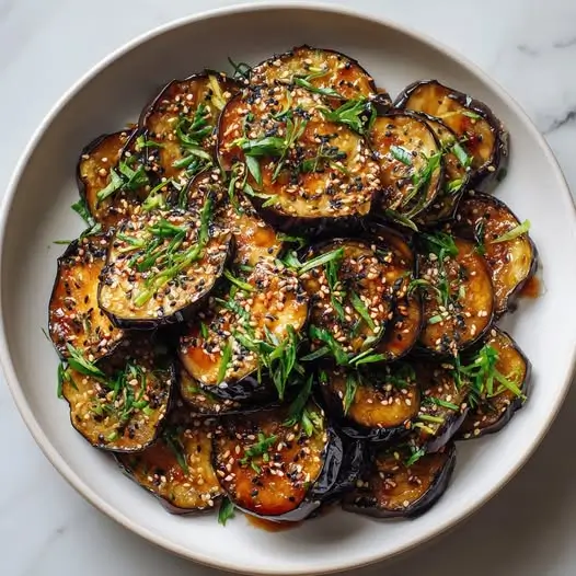 Aubergines Snackées au Miso Doux, Sésame Noir et Ciboulette Fraîche