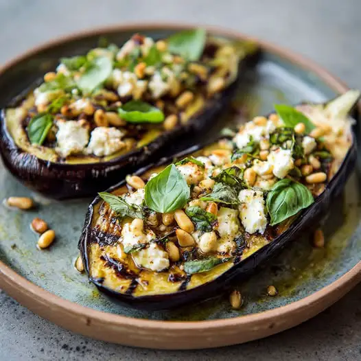Aubergines rôties à la feta et pignons grillés