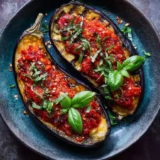Aubergine au Four, Sauce Tomate Épicée et Basilic