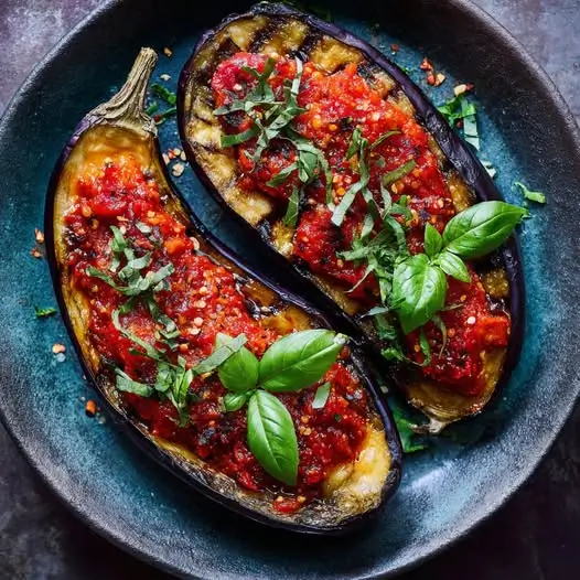 Aubergine au Four, Sauce Tomate Épicée et Basilic
