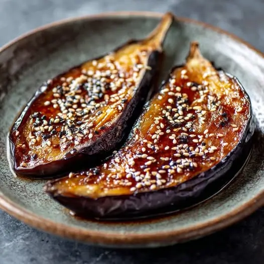 Aubergine Caramélisée au Miso, Graines de Sésame Torréfiées