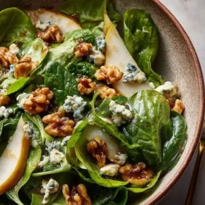 Salade d’Épinards, Poires et Bleu avec Noix Caramélisées