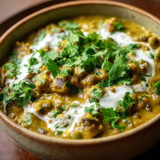 Curry Doux d’Aubergines et Pois Cassés au Lait de Coco