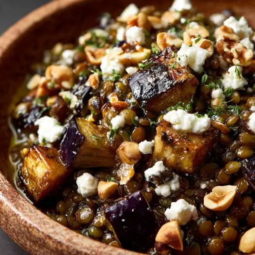 Salade Tiède de Lentilles, Aubergine Rôtie, Chèvre et Miel-Thym, Noisettes
