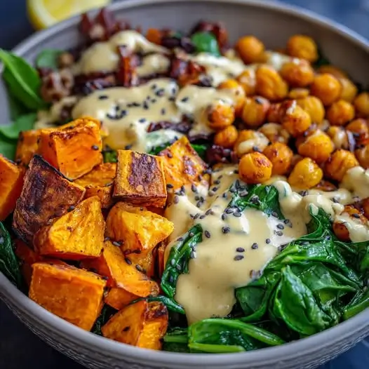 Bowl Épinards, Patate Douce et Pois Chiches Rôtis, Sauce Tahini-Citron