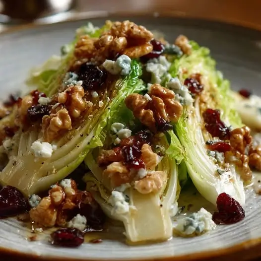 Salade Tiède d’Endives, Raisins, Noix et Fromage Bleu