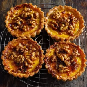 Tartelette d’Automne : Crème Fondante de Courge, Noix et Éclats de Miel