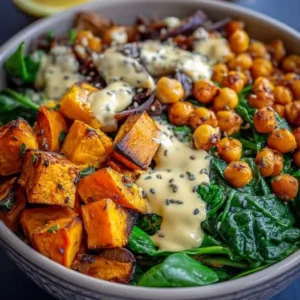 Buddha Bowl d’Hiver : Patate Douce Rôtie, Pois Chiches Épicés et Sauce Tahini Crémeuse