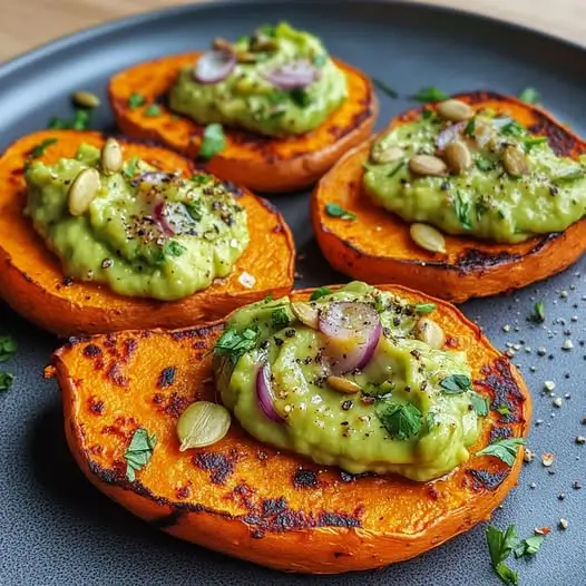 Steaks de Patate Douce au Cumin, Crème d'Avocat et Graines Grillées