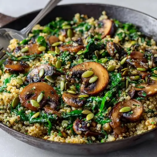 La Vitalité en Poêle : Quinoa, Champignons et Épinards