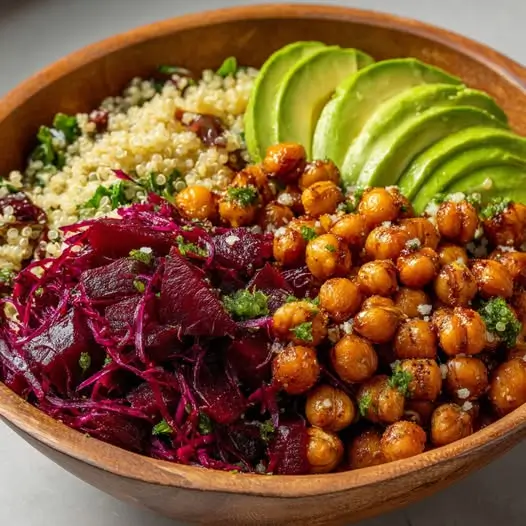 Bowl de Quinoa Protéiné, Betterave Crue & Pois Chiches Rôtis