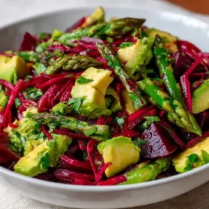 Salade de Betterave Crue, Pointes d'Asperges et Vinaigrette au Gingembre