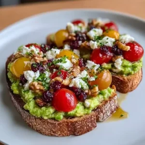 Tartines Avocat Crémeux, Feta Salée & Éclats de Fruits Secs